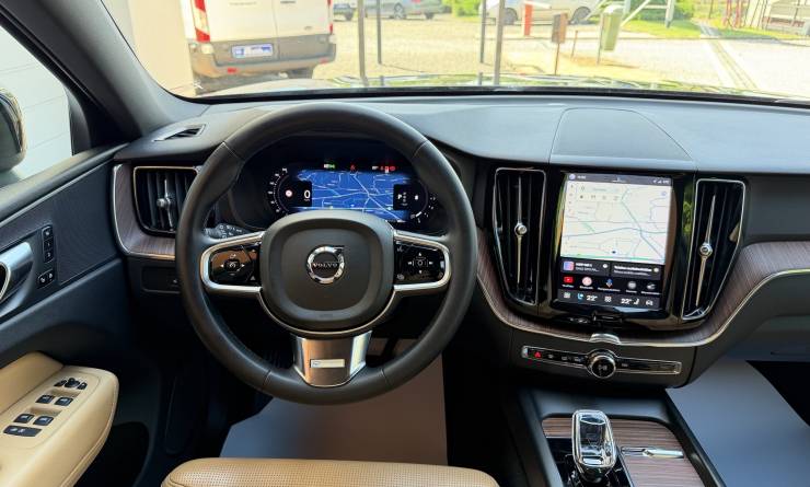 Volvo XC60 2.0 B4 MHEV Plus Dark AWD (2023. 05)