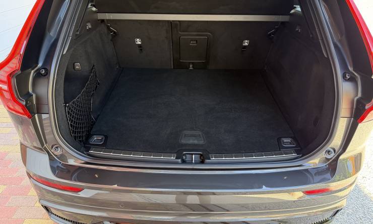 Volvo XC60 2.0 B4 MHEV Plus Dark AWD (2023. 05)