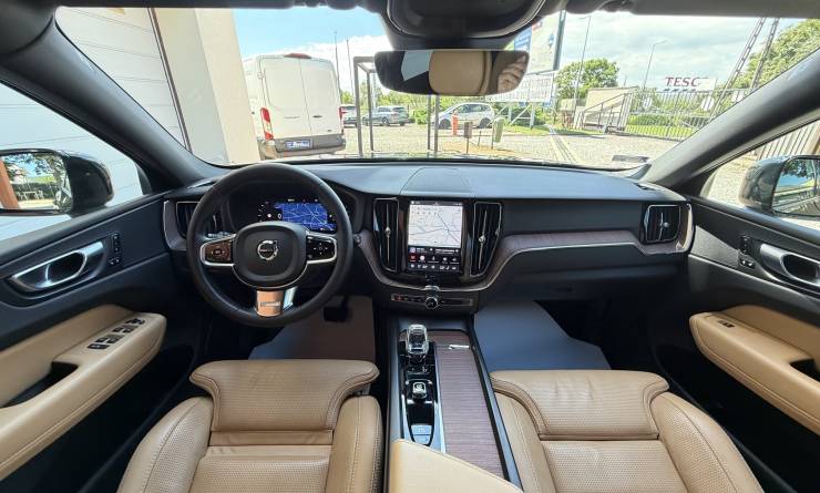 Volvo XC60 2.0 B4 MHEV Plus Dark AWD (2023. 05)