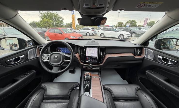 Volvo XC60 B4 MHEV Ultimate Dark AWD (2023. 01)