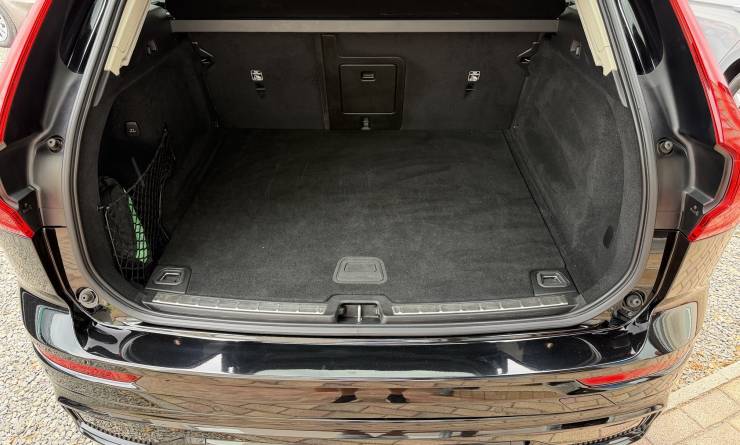 Volvo XC60 B4 MHEV Ultimate Dark AWD (2023. 01)