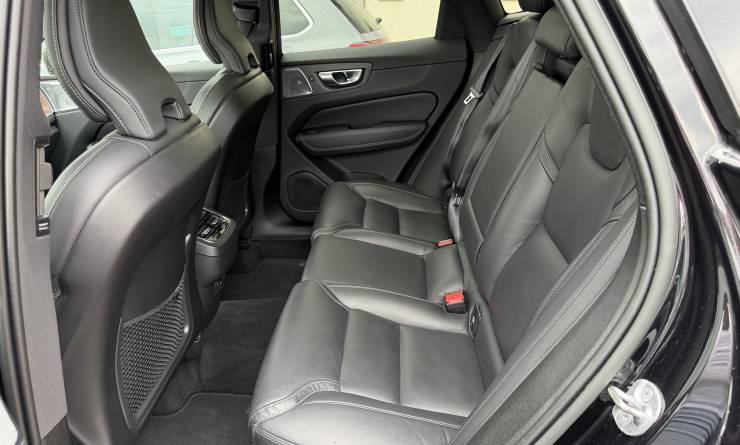 Volvo XC60 B4 MHEV Ultimate Dark AWD (2023. 01)