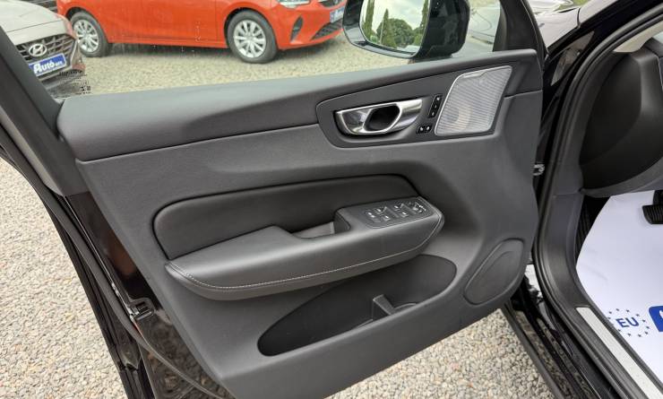Volvo XC60 B4 MHEV Ultimate Dark AWD (2023. 01)