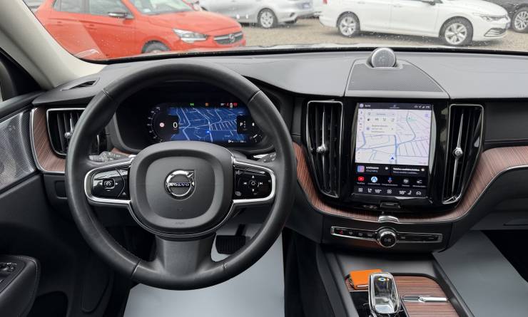 Volvo XC60 B4 MHEV Ultimate Dark AWD (2023. 01)
